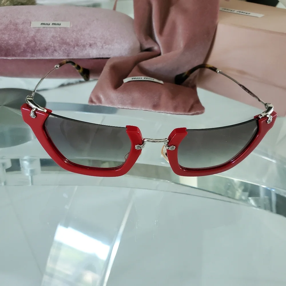 Glass - Picture 2 of 11